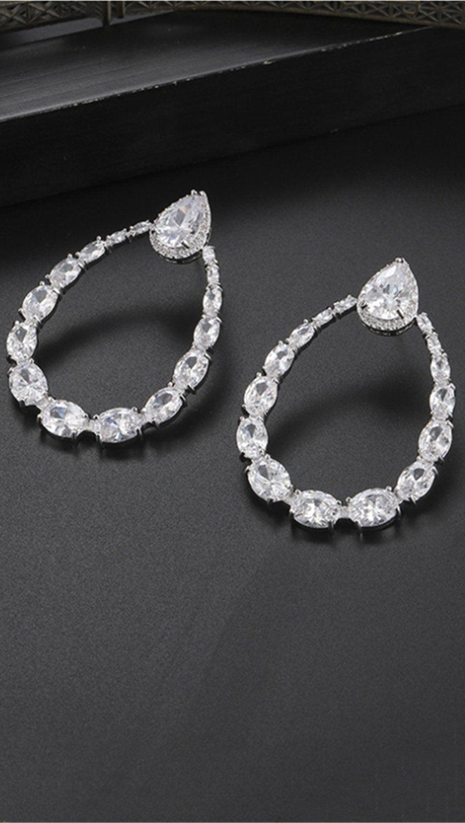 ORECCHINI CON ZIRCONIO A FORMA DI GOCCIA