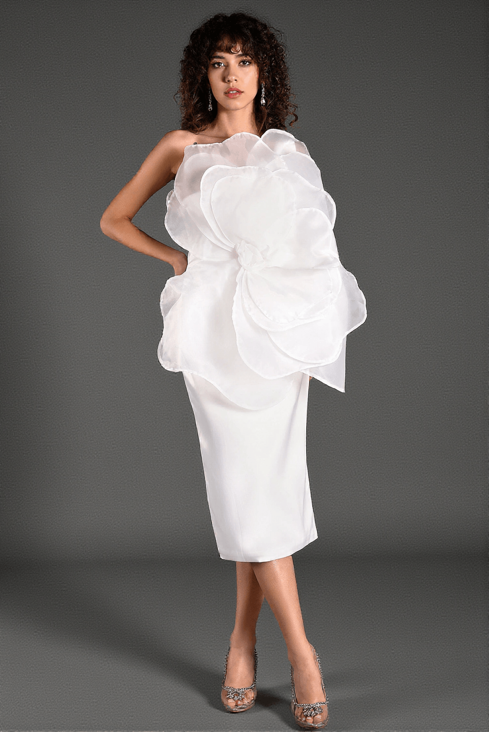 Mustelis – Midikleid mit One-Shoulder-Träger und 3D-Blumenmuster