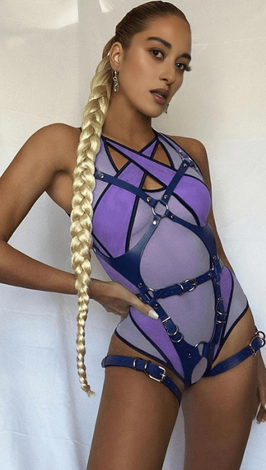 Lilafarbener Netz-Bodysuit mit Kontrasteinsätzen.