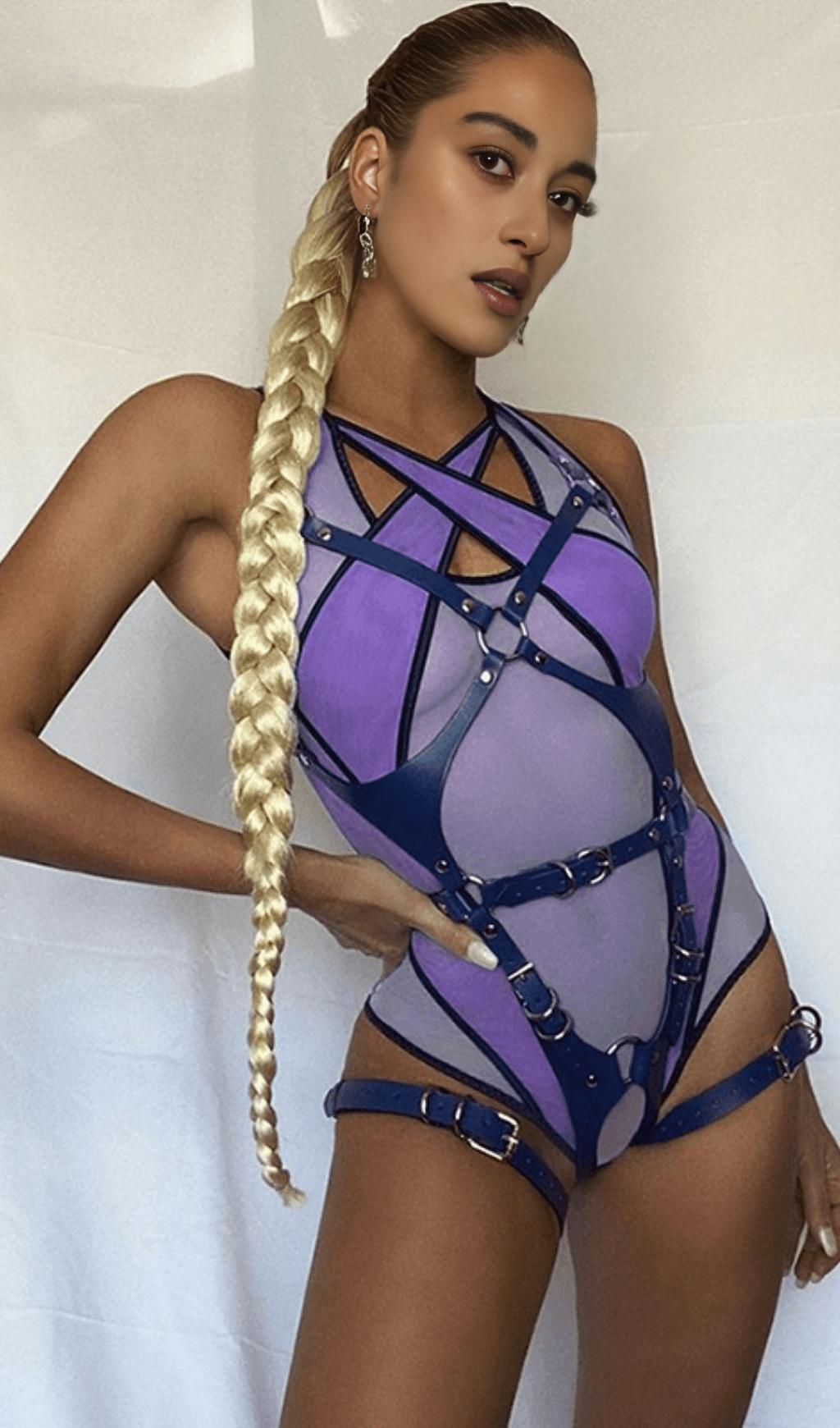 Lilafarbener Netz-Bodysuit mit Kontrasteinsätzen.
