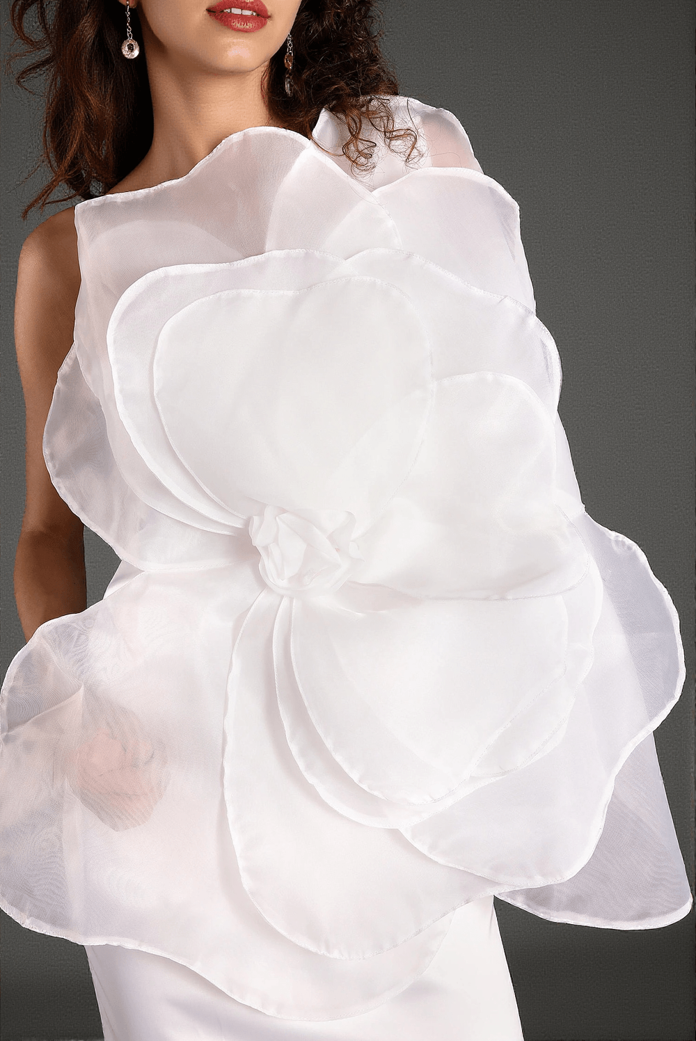 Mustelis – Midikleid mit One-Shoulder-Träger und 3D-Blumenmuster