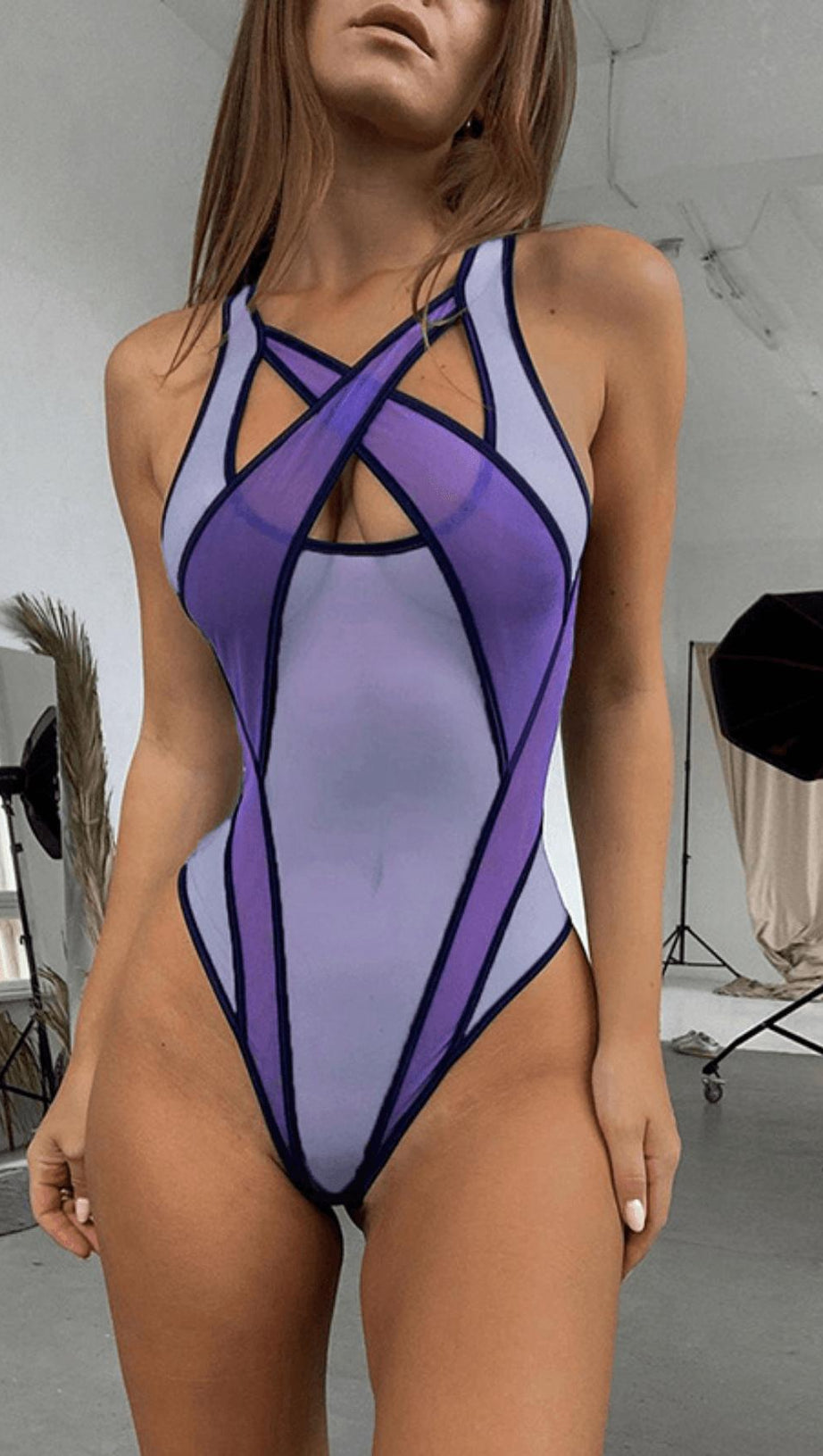 Lilafarbener Netz-Bodysuit mit Kontrasteinsätzen.