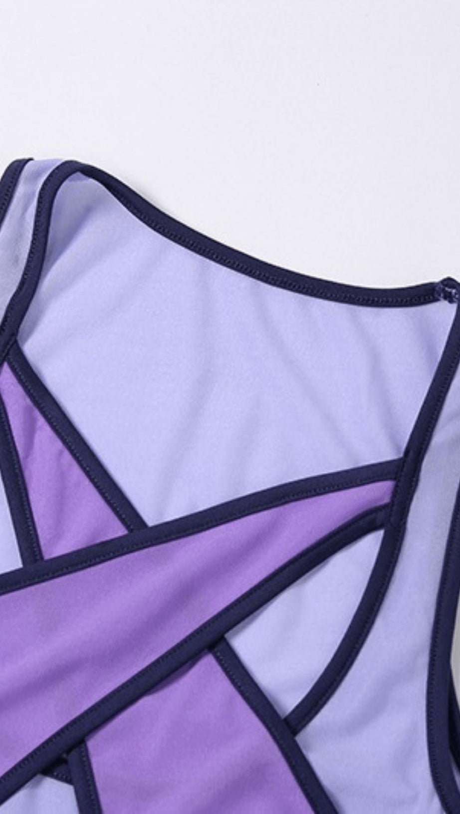 Lilafarbener Netz-Bodysuit mit Kontrasteinsätzen.