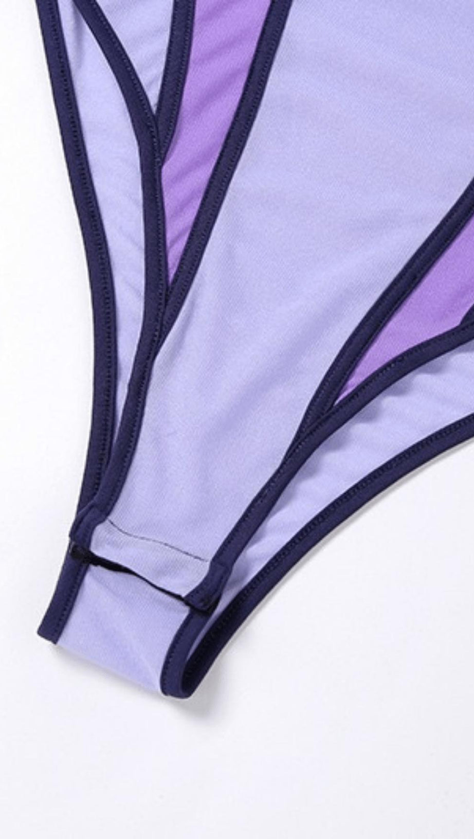 Lilafarbener Netz-Bodysuit mit Kontrasteinsätzen.