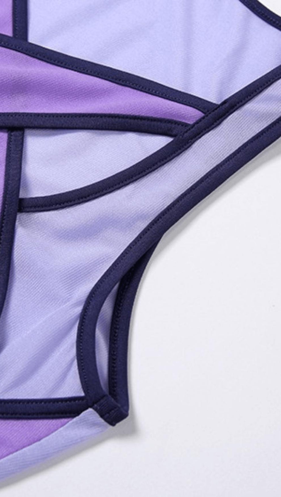 Lilafarbener Netz-Bodysuit mit Kontrasteinsätzen.