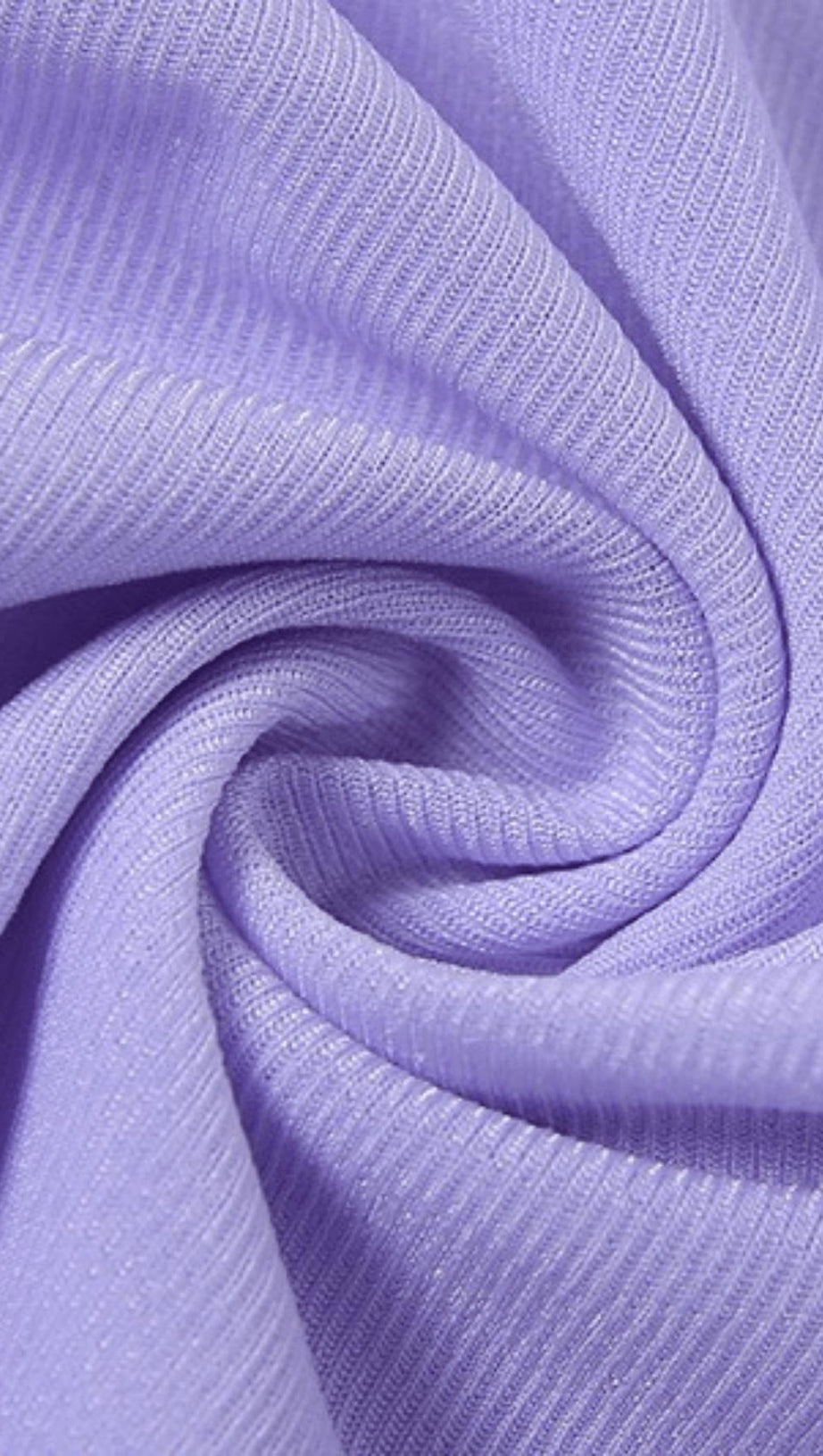 Lilafarbener Netz-Bodysuit mit Kontrasteinsätzen.