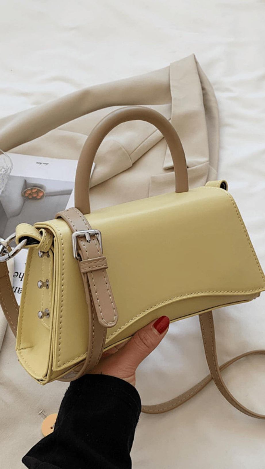 KONTRASTIERENDE SCHLICHTE HANDTASCHE IM SANDUHRFORMAT