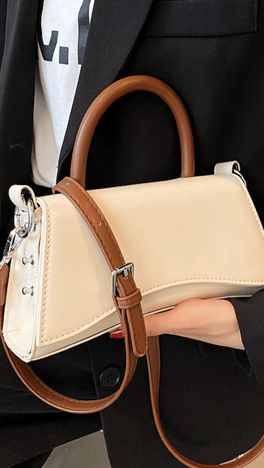 KONTRASTIERENDE SCHLICHTE HANDTASCHE IM SANDUHRFORMAT