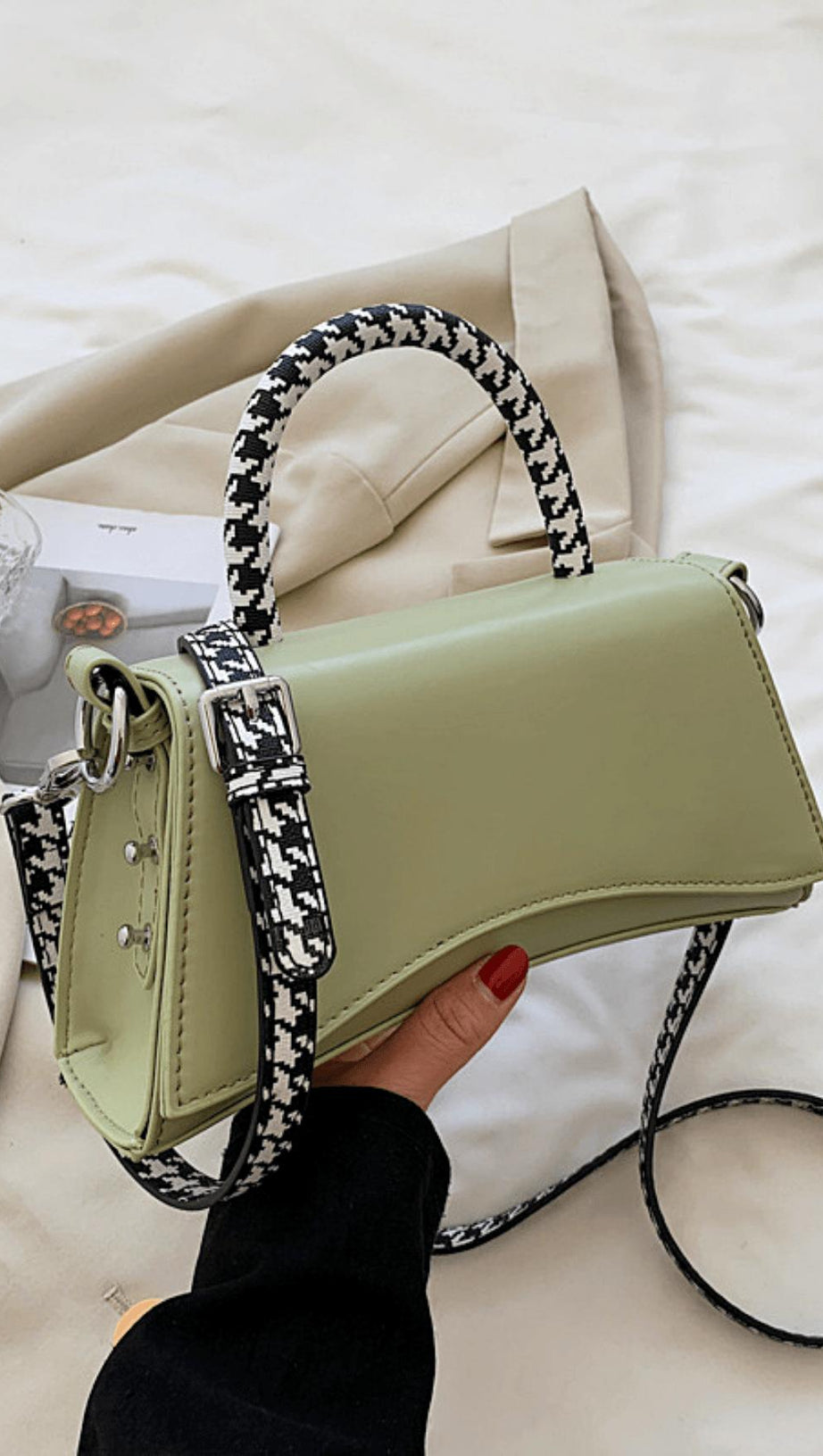 KONTRASTIERENDE SCHLICHTE HANDTASCHE IM SANDUHRFORMAT