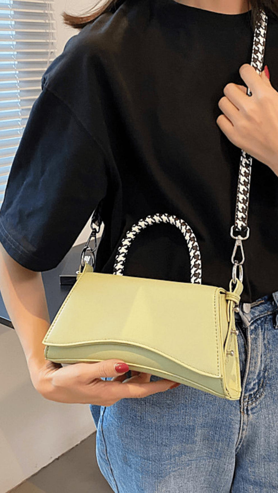 KONTRASTIERENDE SCHLICHTE HANDTASCHE IM SANDUHRFORMAT