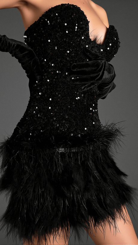 Katia – Schulterfreies Pailletten-Federkleid mit Handschuhen