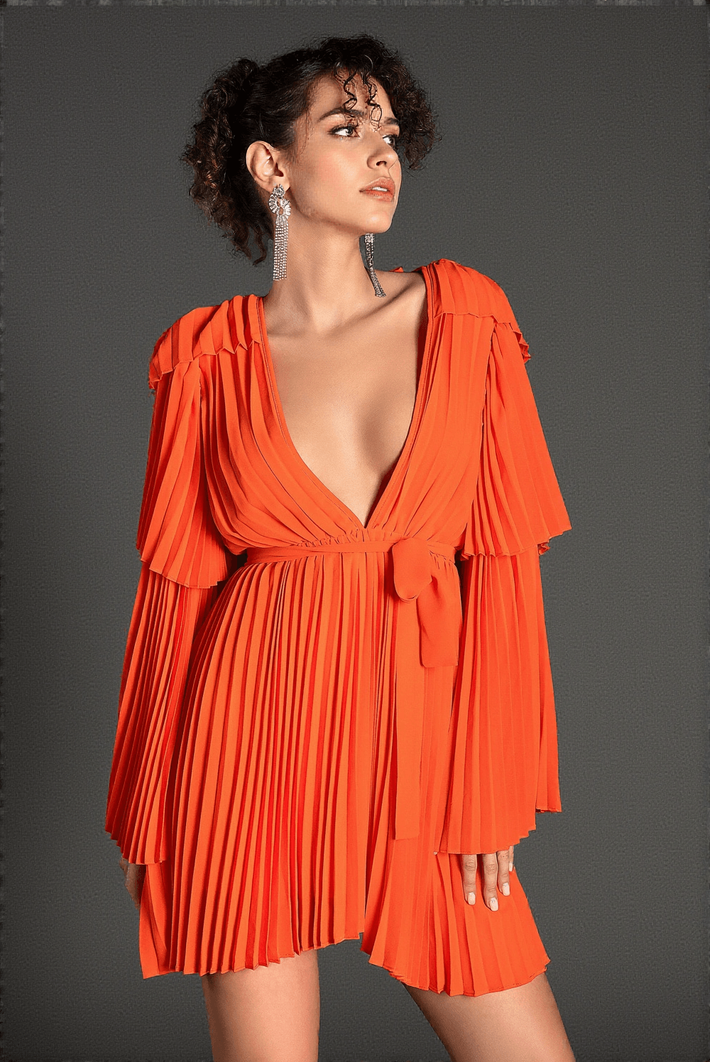 Sappho – Plisseekleid mit V-Ausschnitt und Glockenärmeln