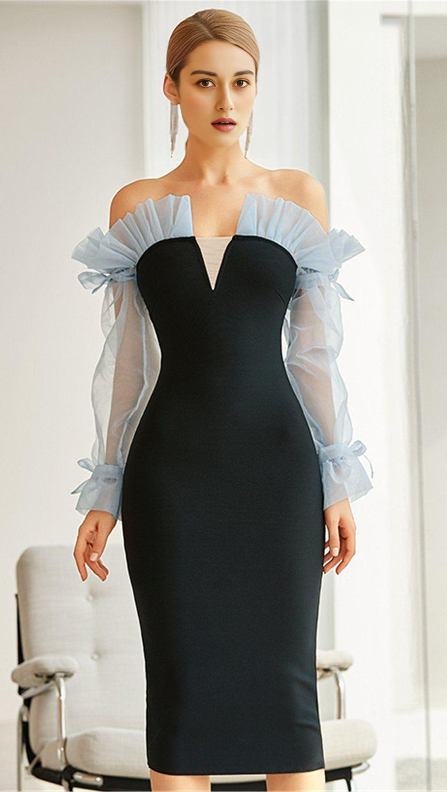 BLAUES BANDAGEKLEID MIT NETZEINSÄTZEN