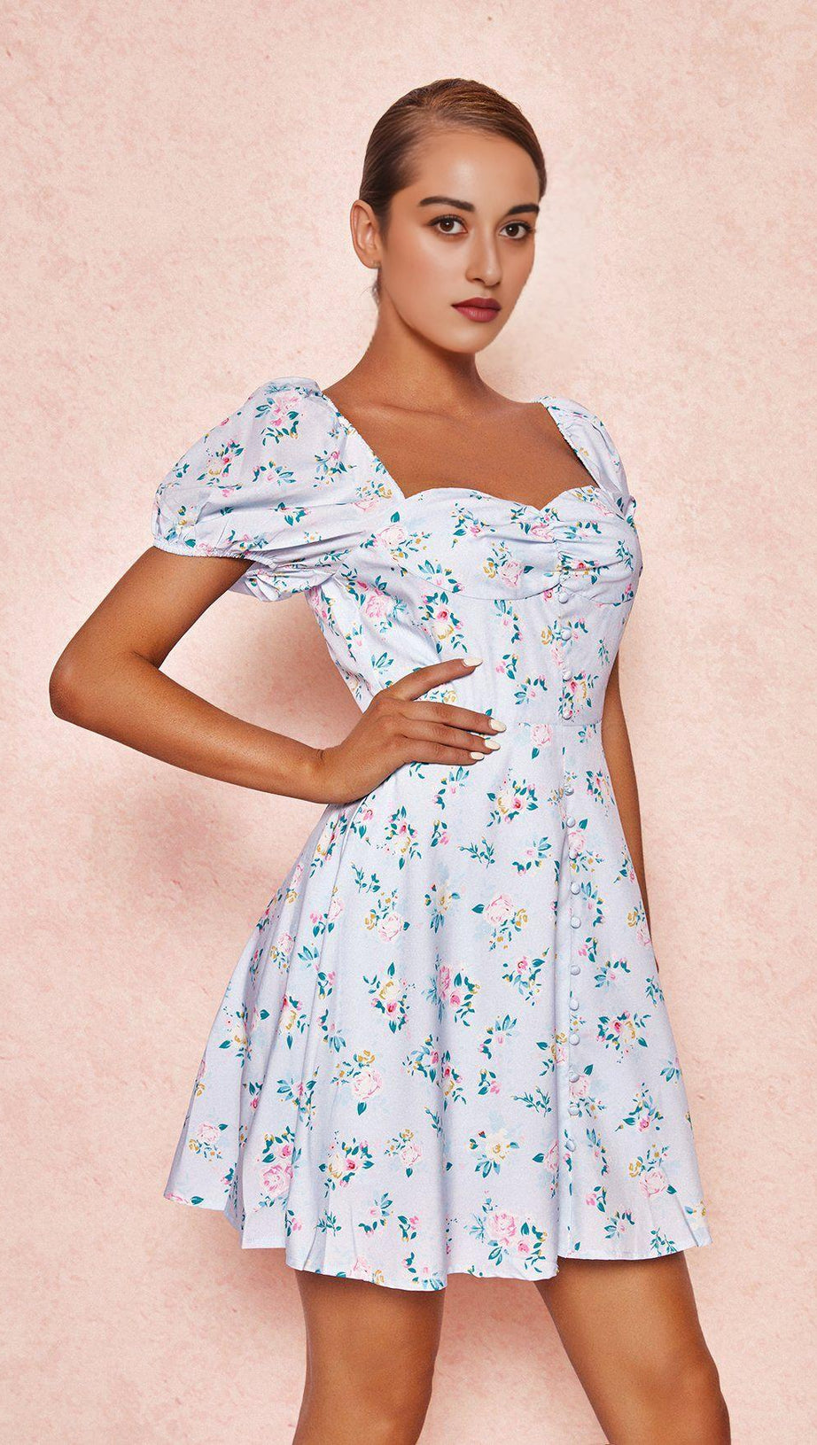 BLAUES MINI-SOMMERKLEID MIT BLUMENMUSTER 