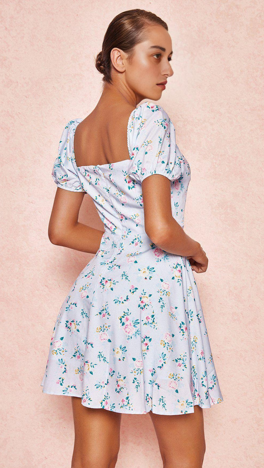 BLAUES MINI-SOMMERKLEID MIT BLUMENMUSTER 