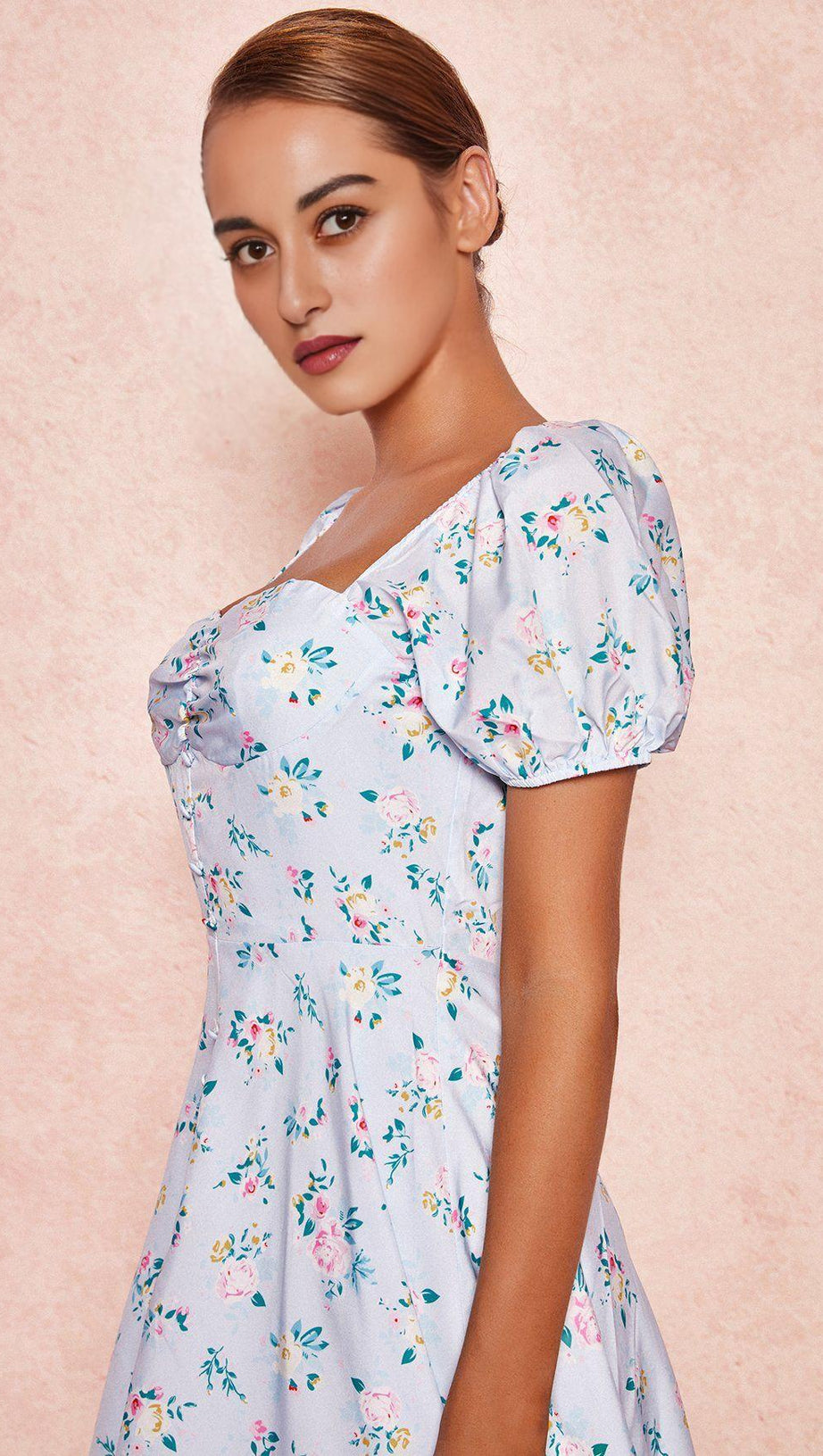 BLAUES MINI-SOMMERKLEID MIT BLUMENMUSTER 