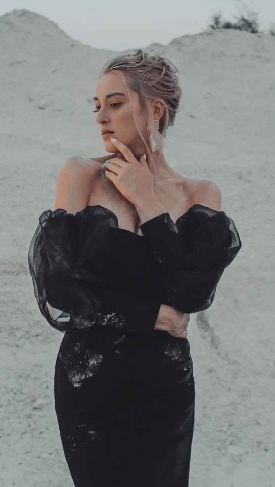 SCHWARZES KLEID MIT TUBE-TOP UND PUFFÄRMELN