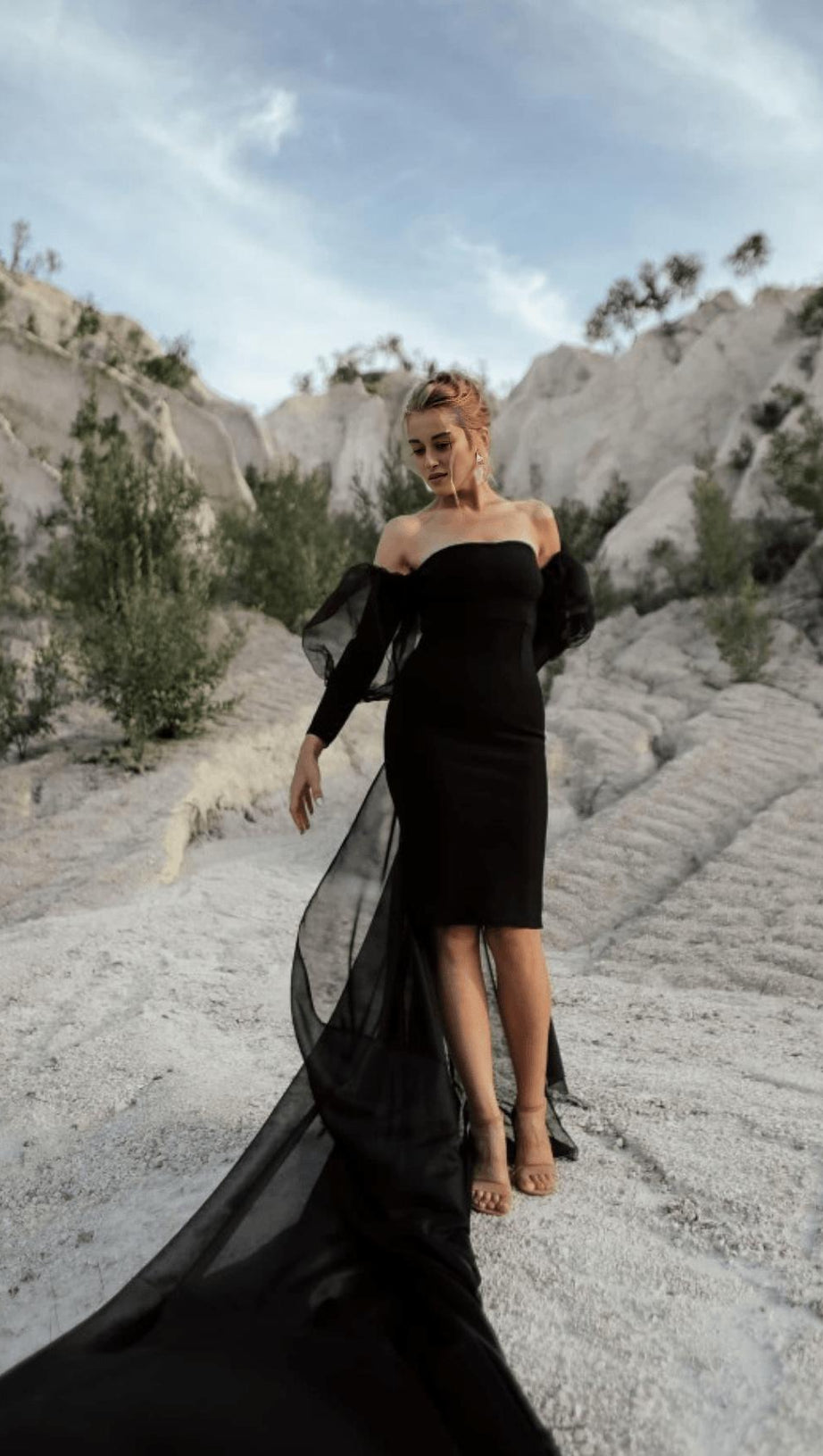 SCHWARZES KLEID MIT TUBE-TOP UND PUFFÄRMELN