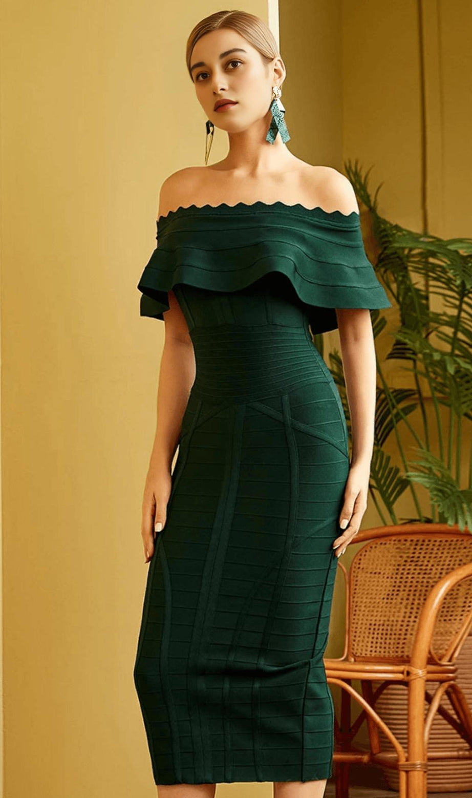 KNIELÄNGES KLEID MIT SCHULTERN 