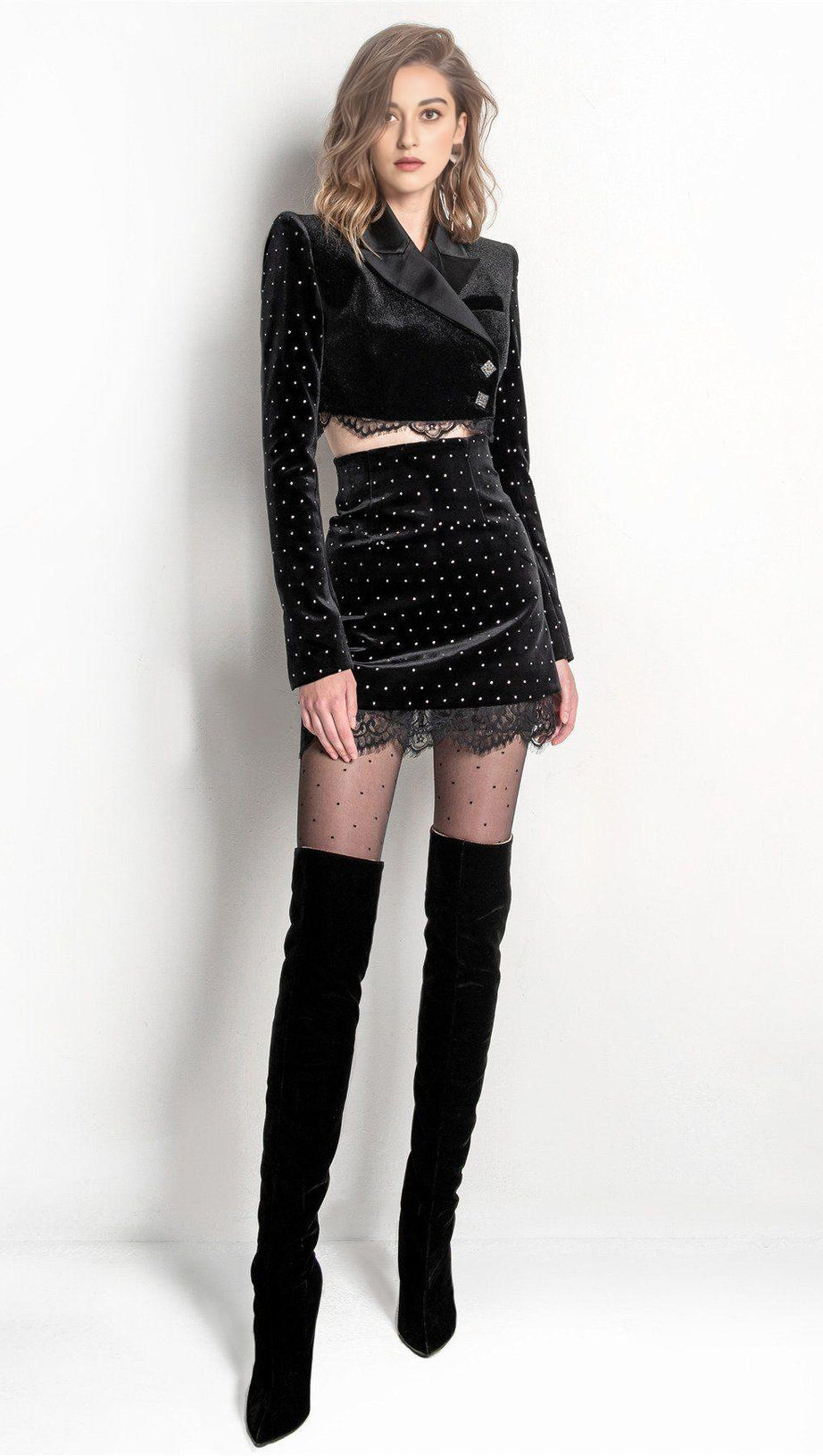 DRAPIERTES SPITZEN-SMOKINGKLEID IN SCHWARZ