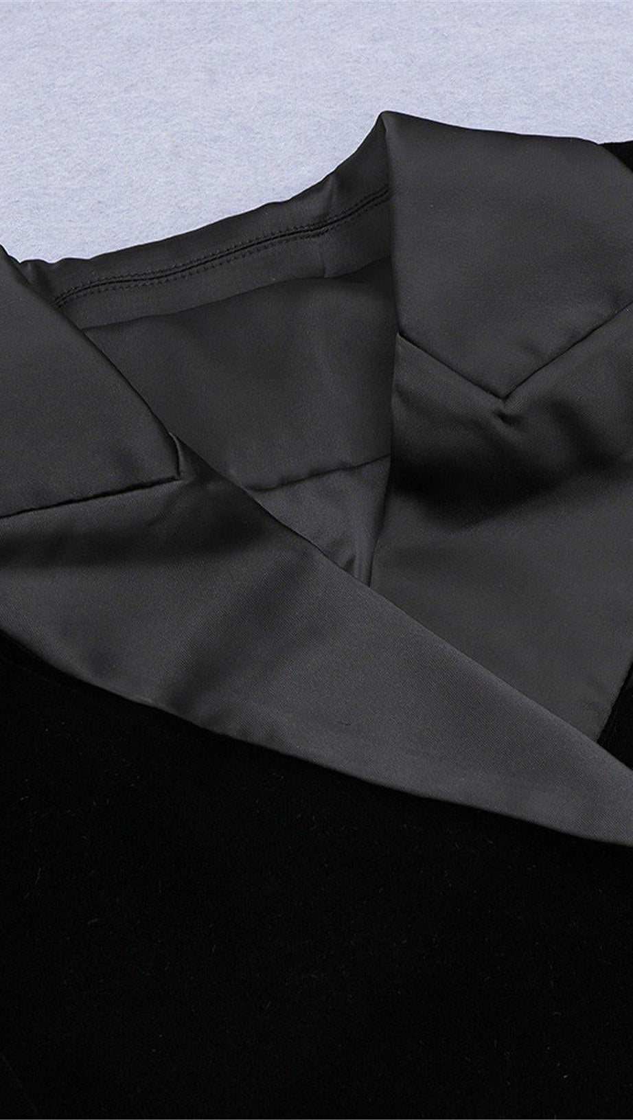 DRAPIERTES SPITZEN-SMOKINGKLEID IN SCHWARZ