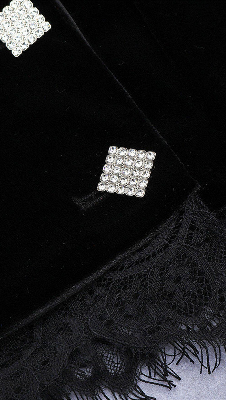 DRAPIERTES SPITZEN-SMOKINGKLEID IN SCHWARZ