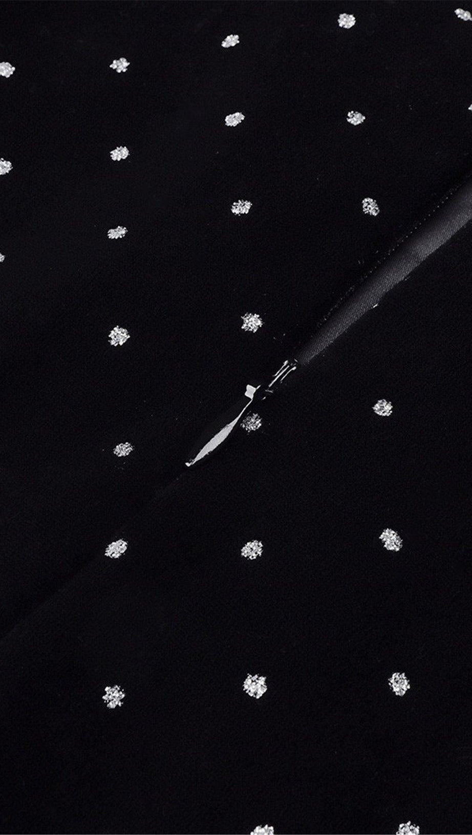 DRAPIERTES SPITZEN-SMOKINGKLEID IN SCHWARZ