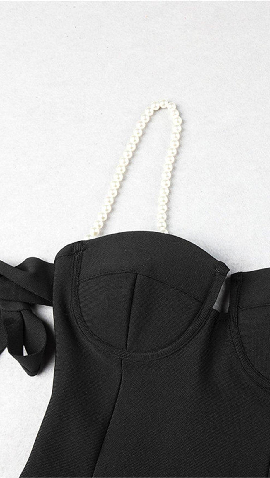 SCHWARZER BANDAGE-JUMPSUIT MIT TAILLE