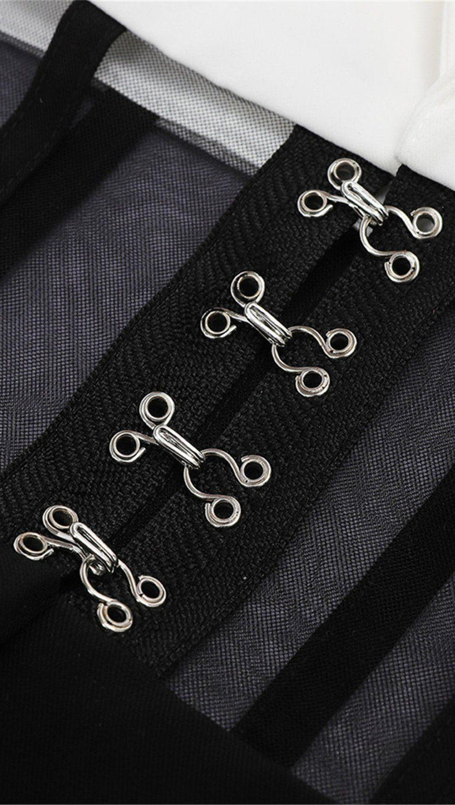 Durchsichtiger Anzug mit schwarz-weißen Nähten an der Taille 