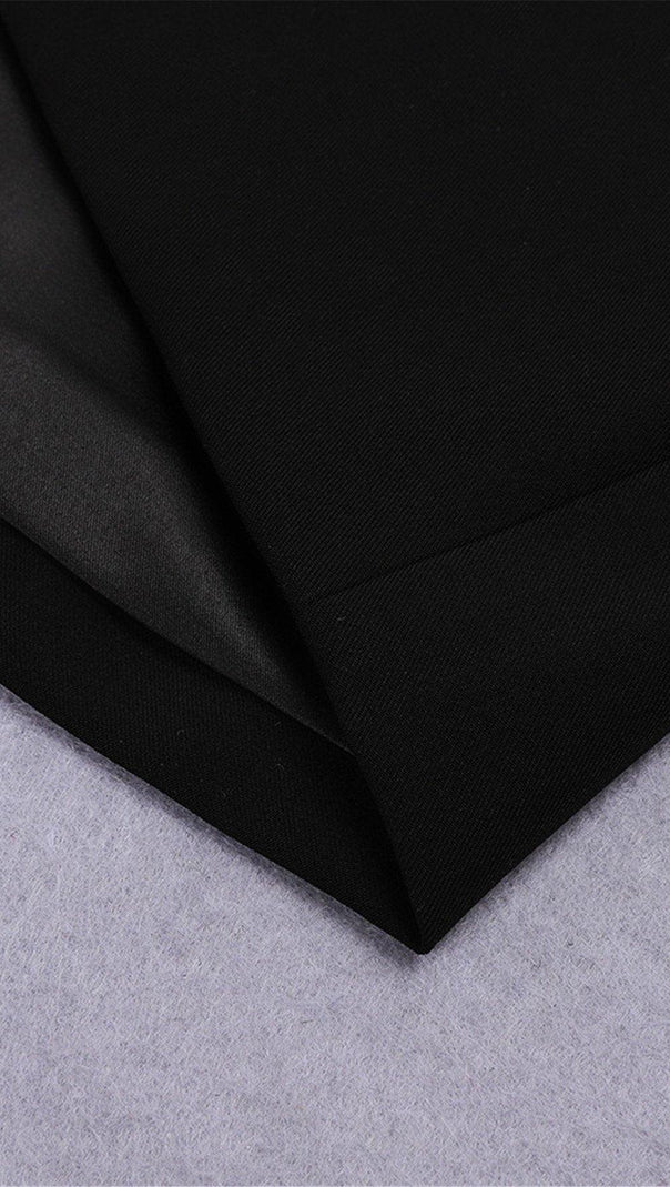 Durchsichtiger Anzug mit schwarz-weißen Nähten an der Taille 