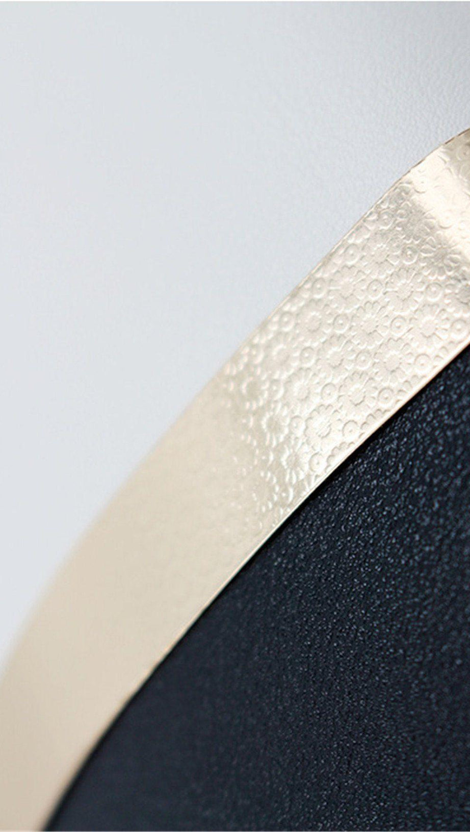 Abendessentasche mit schwarz-weißen Nähten