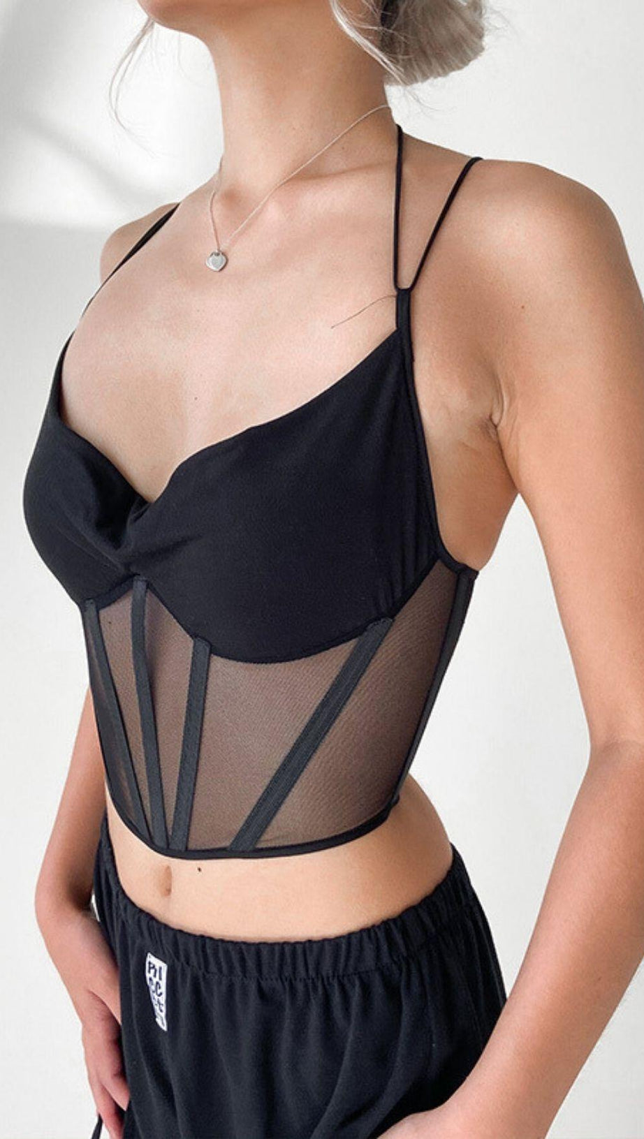 Weste mit Gürtel auf der Rückseite.