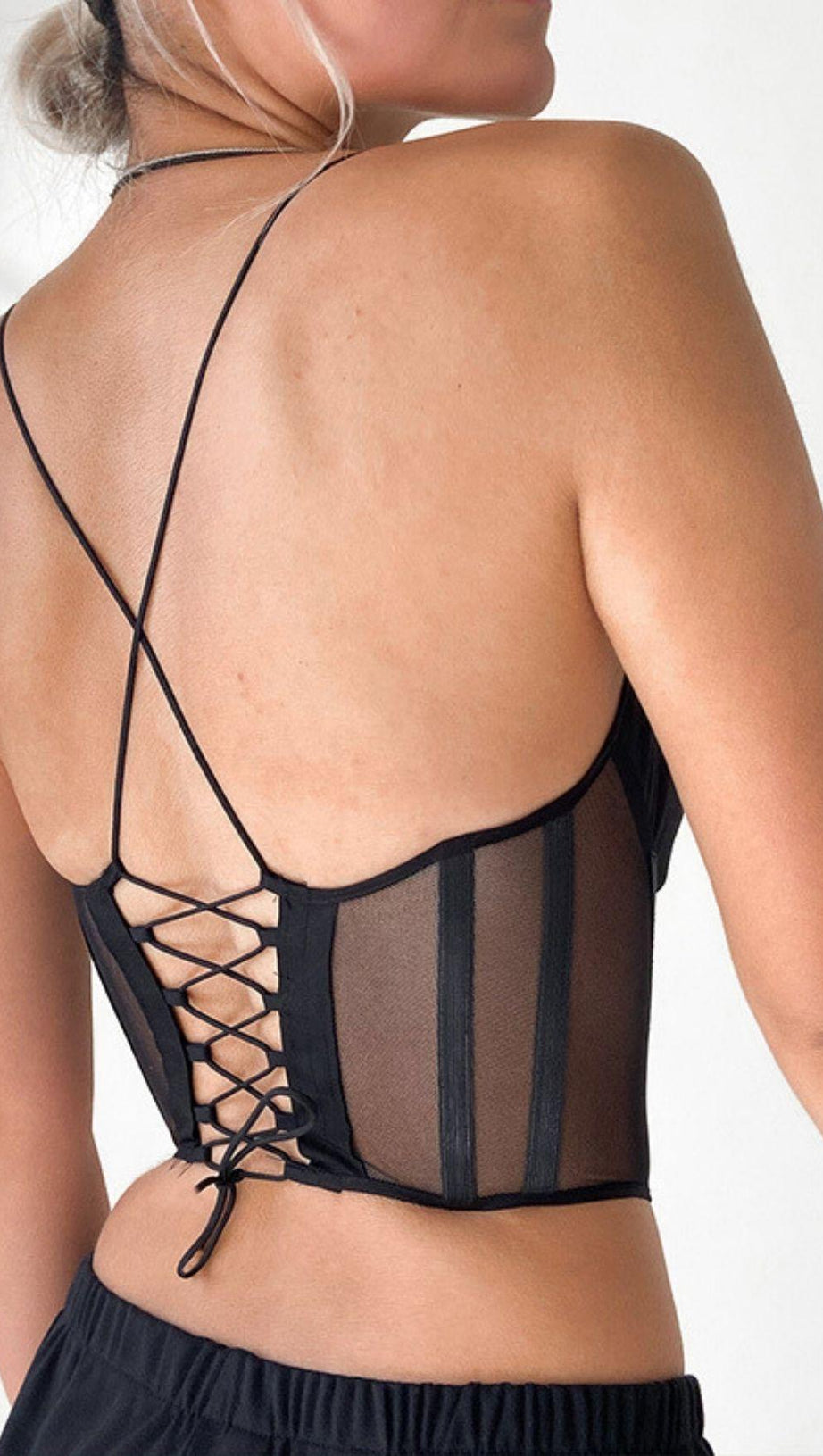 Weste mit Gürtel auf der Rückseite.