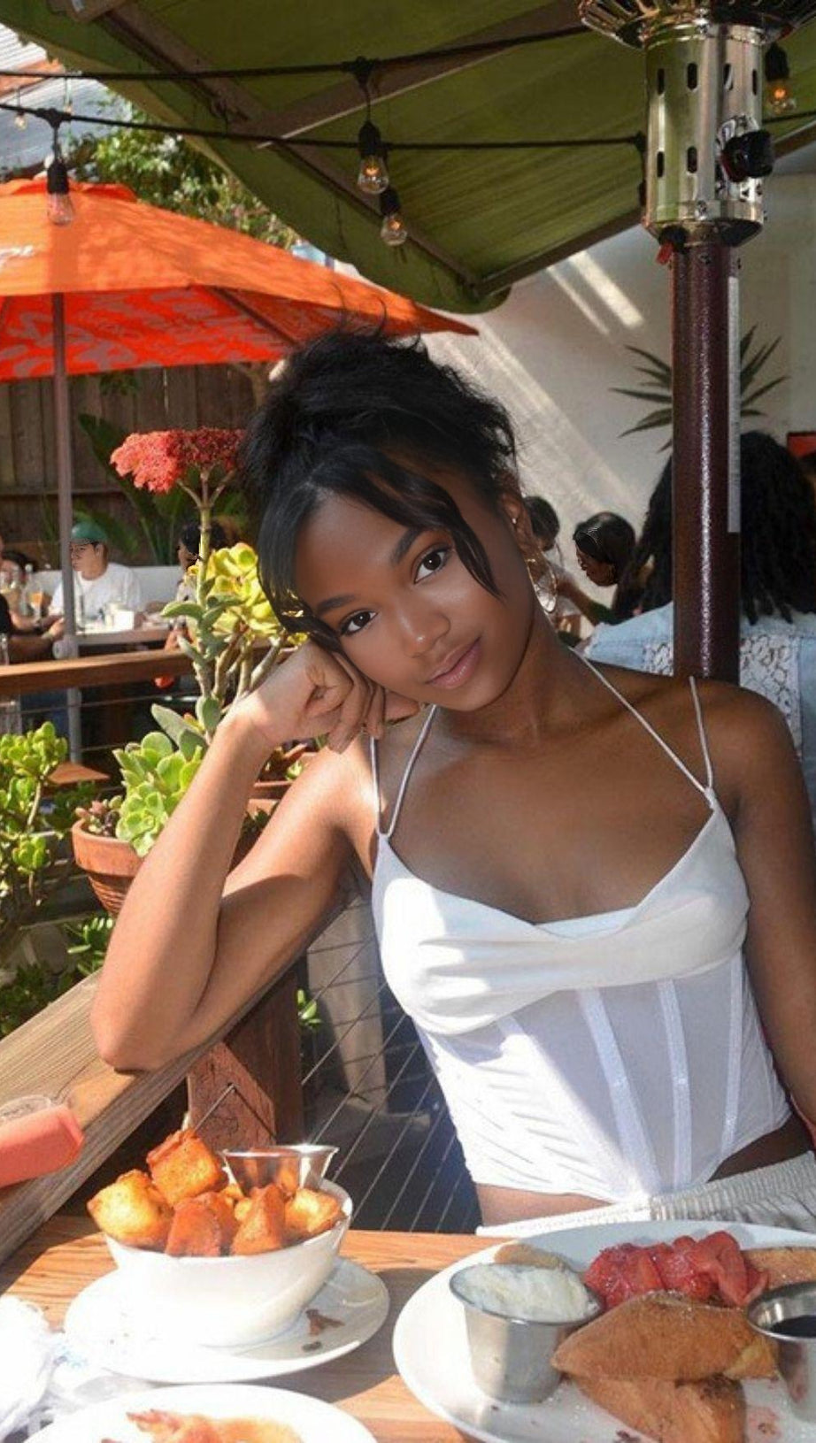 Weste mit Gürtel auf der Rückseite.