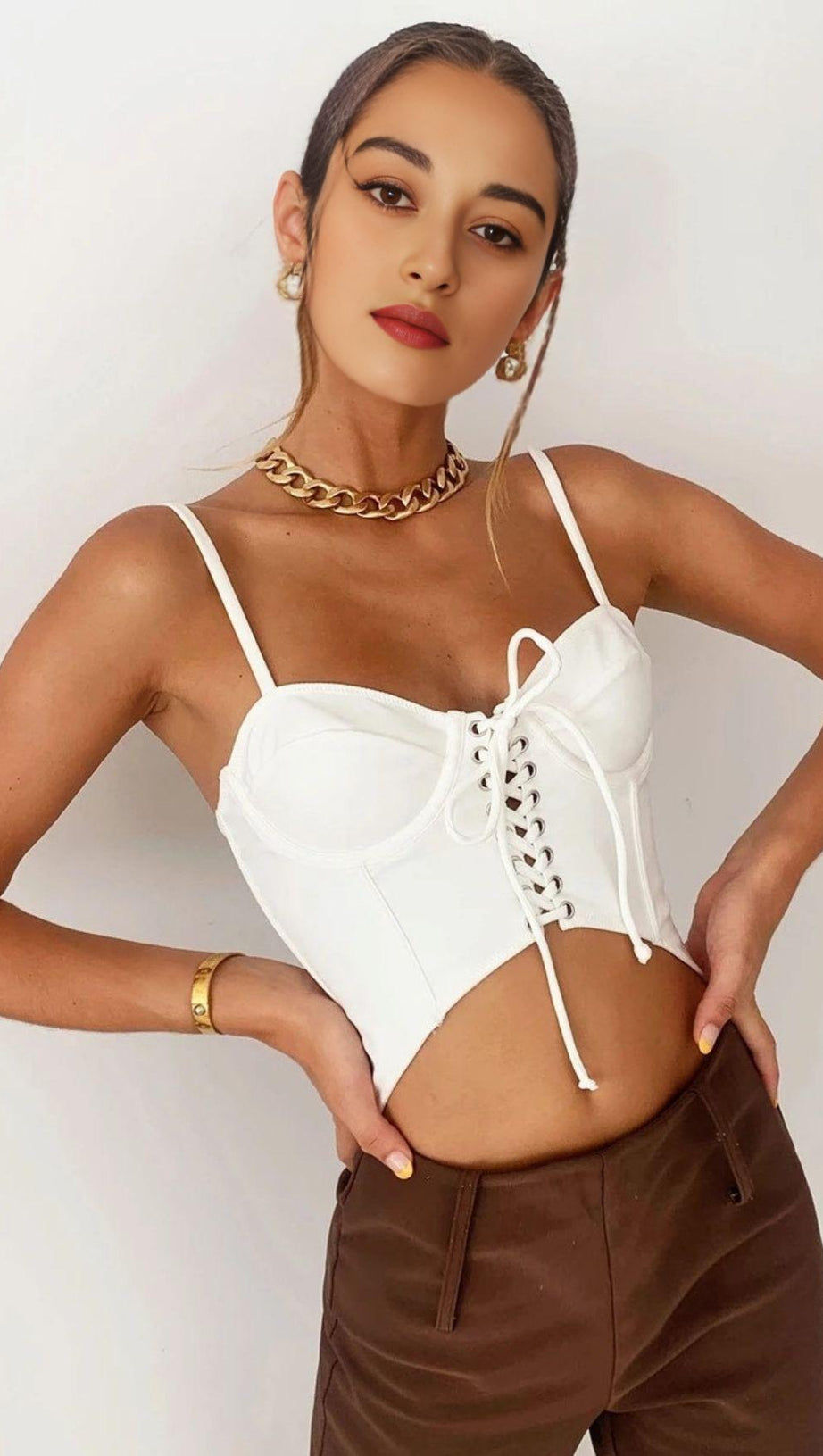 Rückenfreies Tanktop mit Schnürung.