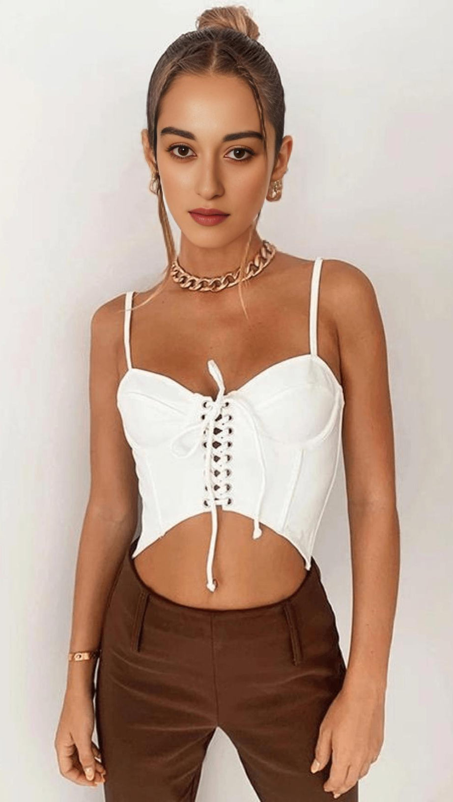 Rückenfreies Tanktop mit Schnürung.