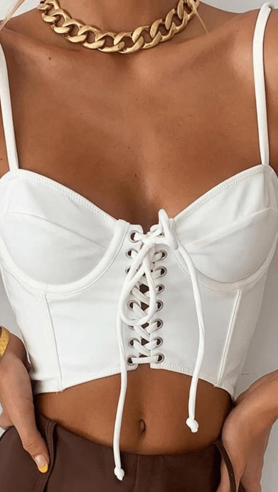 Rückenfreies Tanktop mit Schnürung.