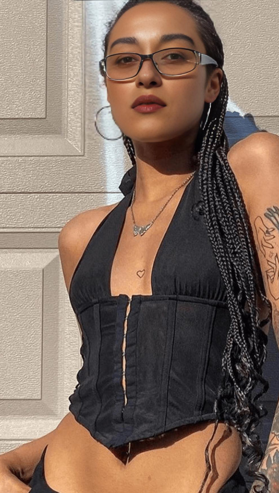 A SMALL VEST WITH A HALTER HOOK IN BLACK