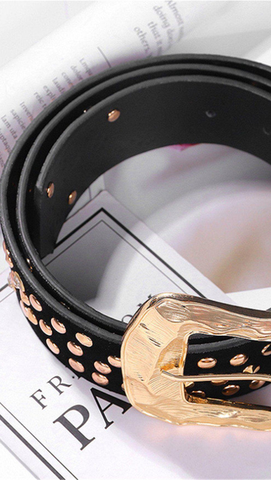 Taillengürtel aus Kunstleder mit Kettennieten