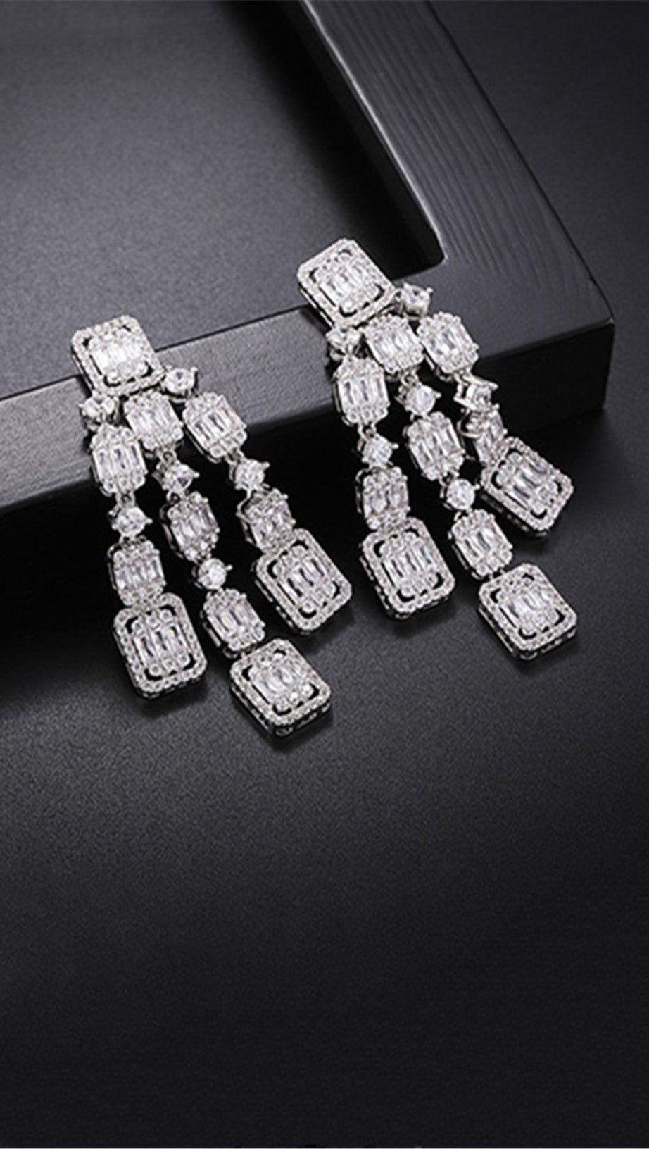 Lange Ohrringe mit Zirkonia