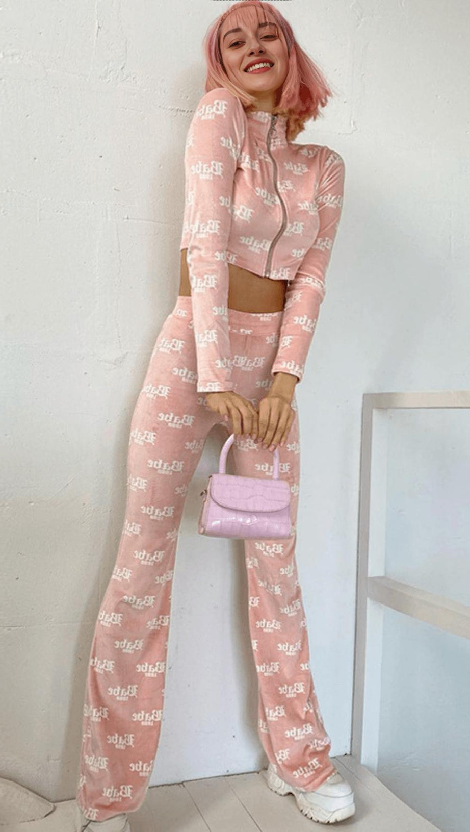 Freizeitanzug mit Reißverschluss und Stehkragen.