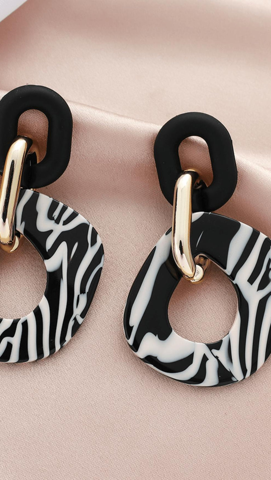 Ohrringe mit Zebramuster.