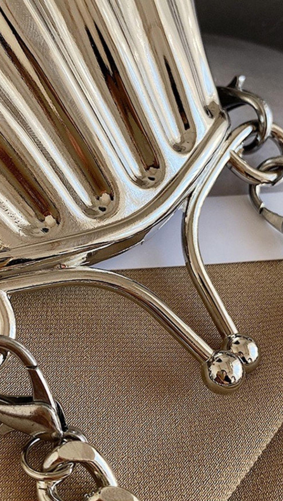 Umhängetasche aus Schmiedeeisen