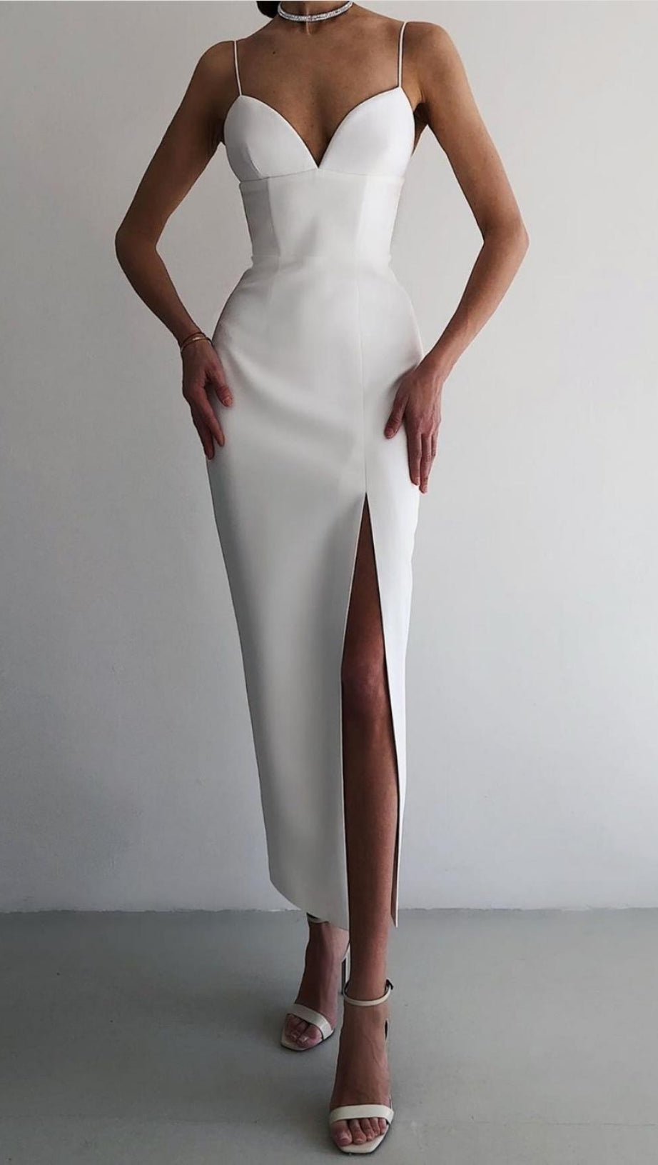 ABITO BIANCO CON SCOLLO A CUORE E FASCE