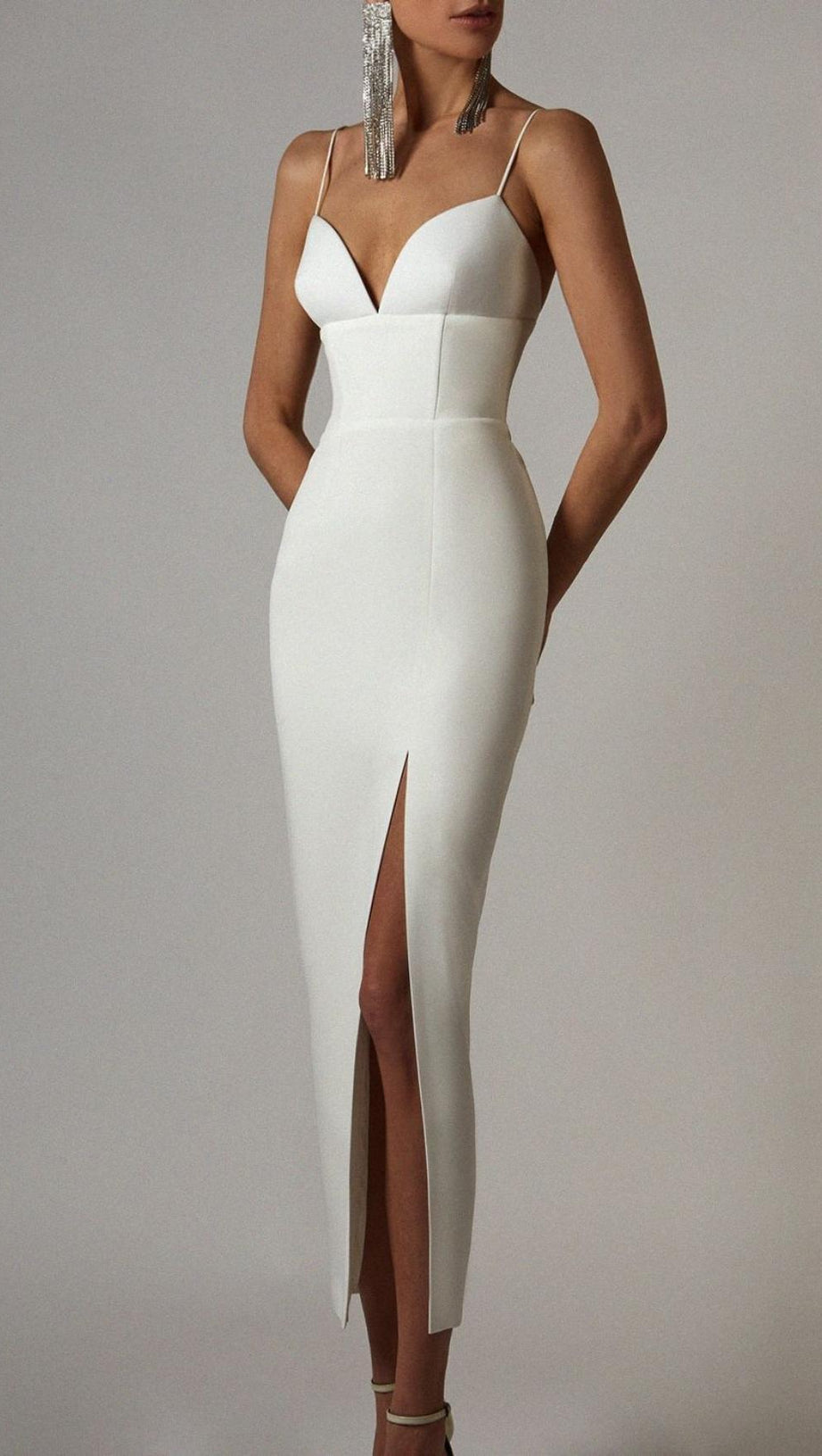 ABITO BIANCO CON SCOLLO A CUORE E FASCE