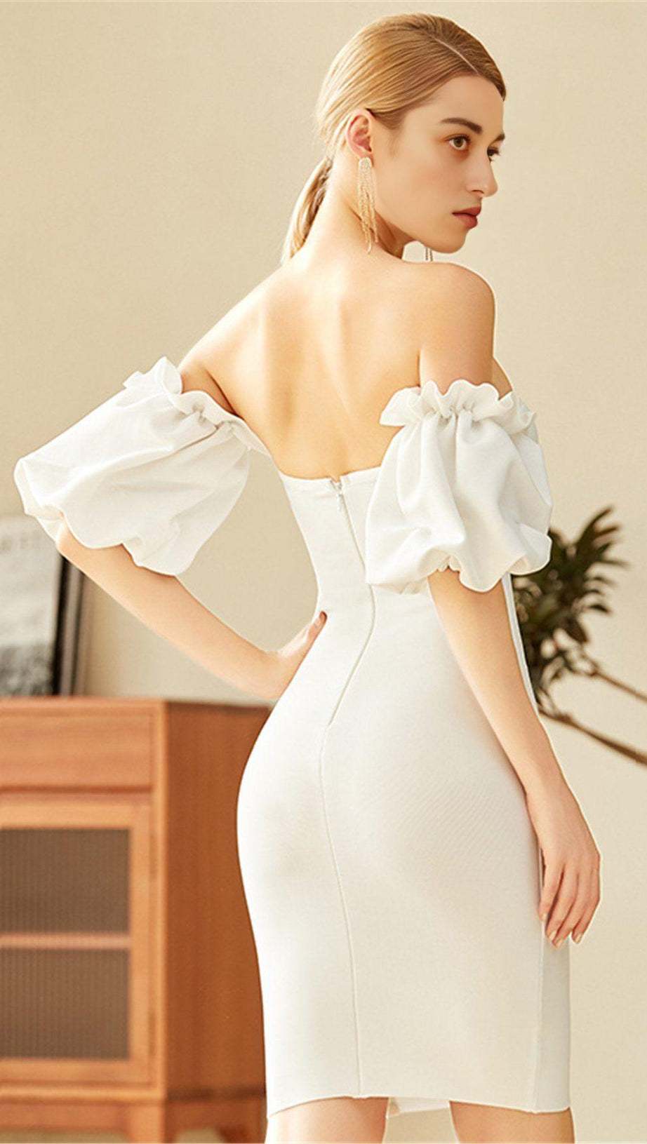 WEISSES MIDI-BANDAGE-KLEID MIT ÄRMELN 