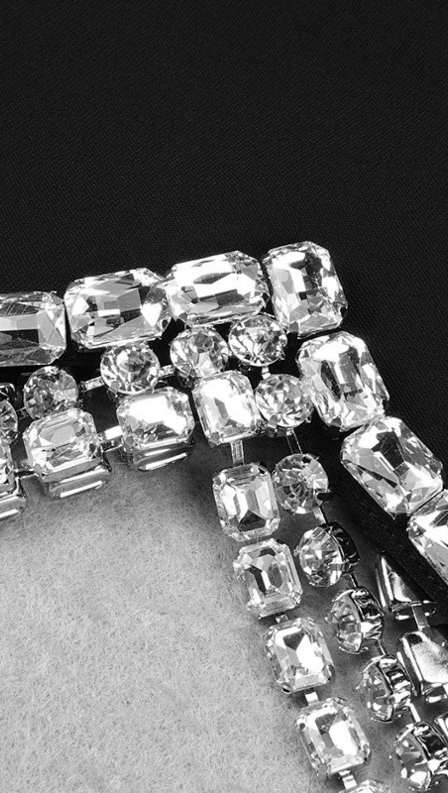 ABITO DUE PEZZI CON CATENA DI STRASS