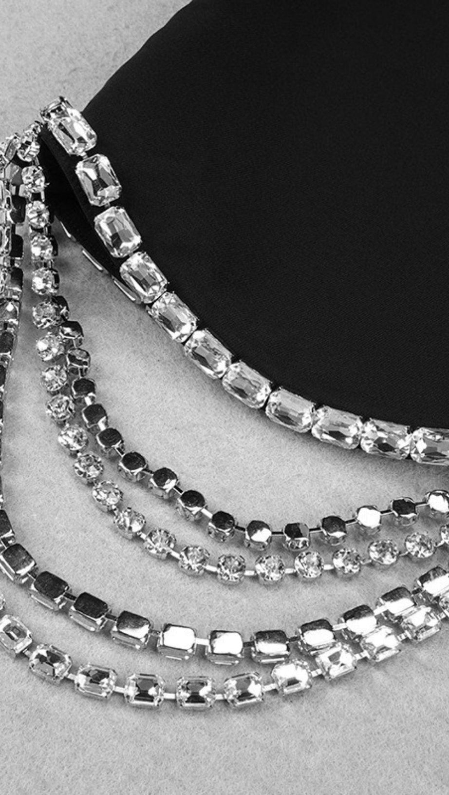 ABITO DUE PEZZI CON CATENA DI STRASS