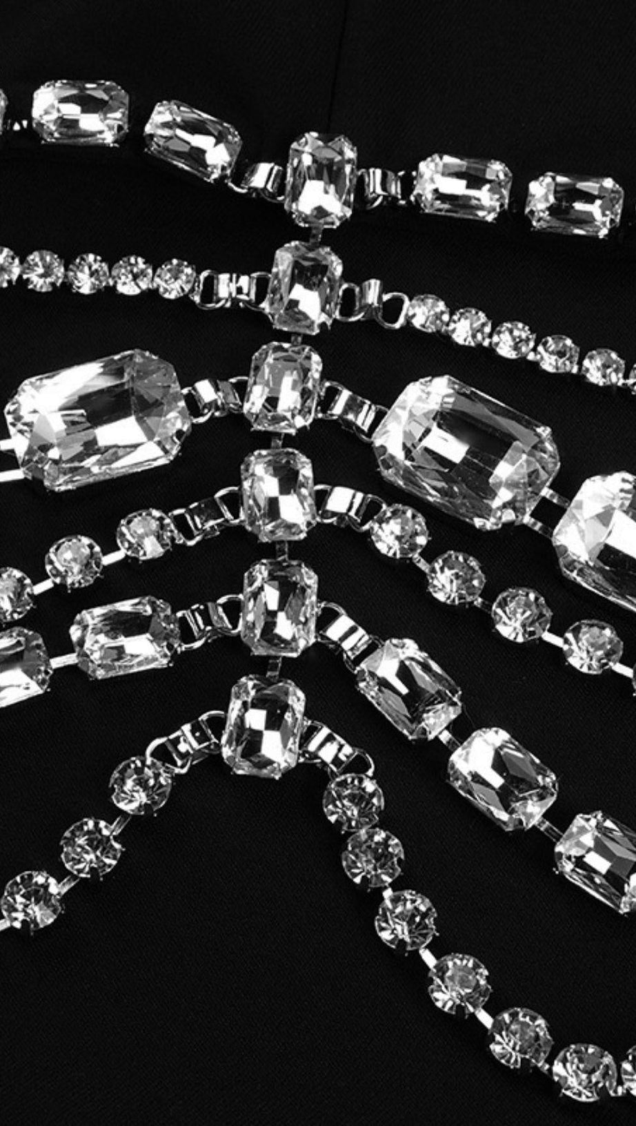 ABITO DUE PEZZI CON CATENA DI STRASS