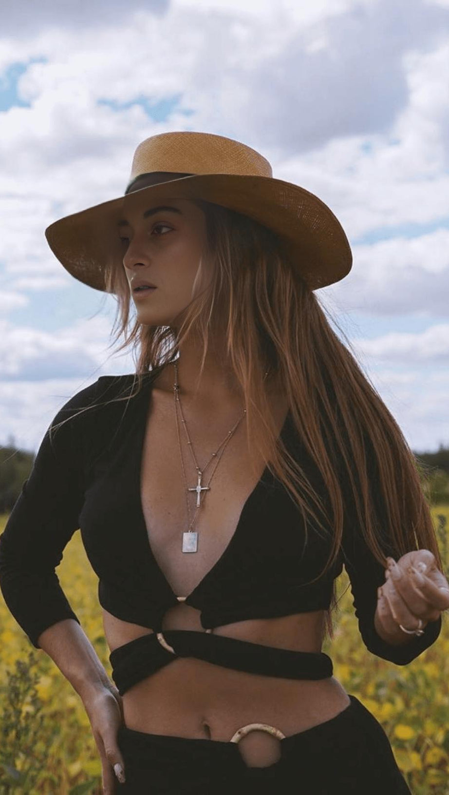 ABITO DUE PEZZI CON GLUTEI SPACCATI